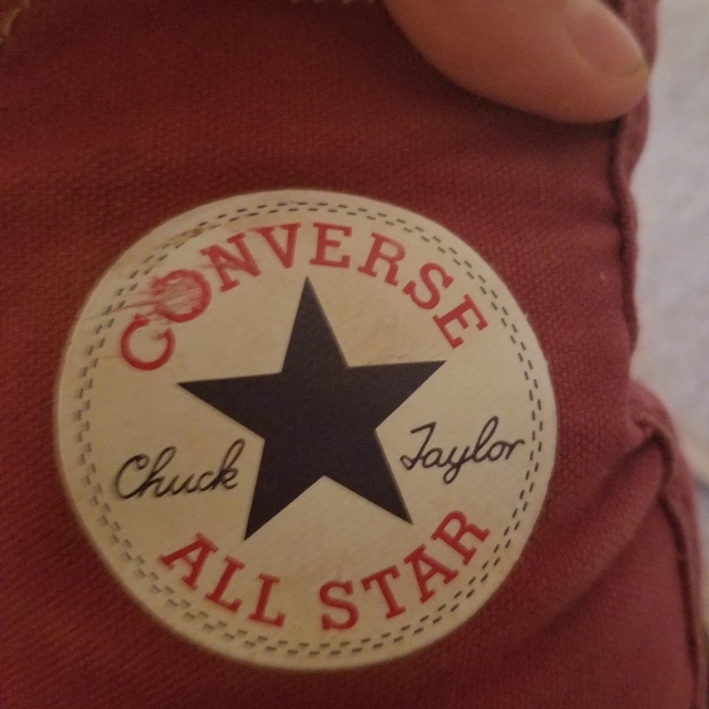 Red converse - Picture 3 of 6